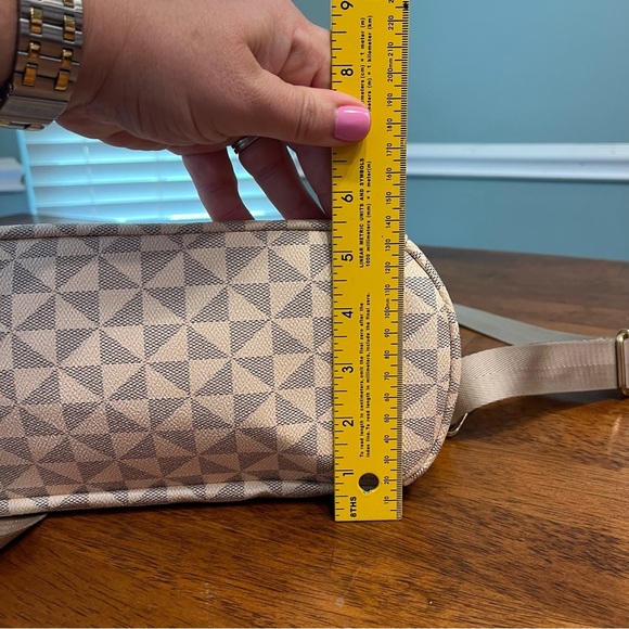 Cream Gray Geometric Patterned Backpack purse - Picture 4 of 12
